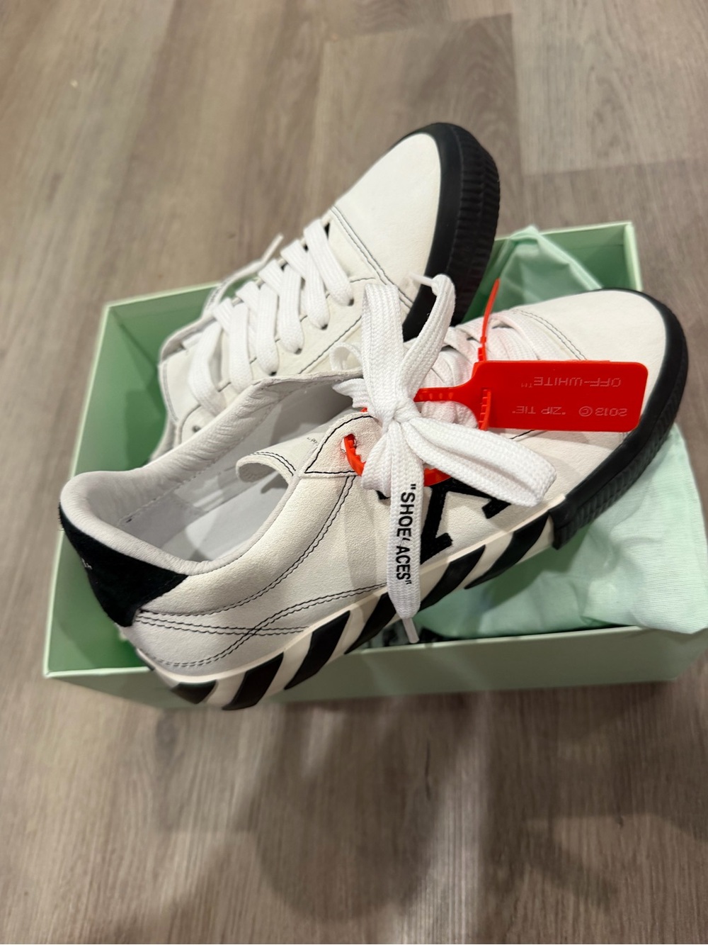 Off-White White and Black Low-Top Sneakers with Red Zip Tie vulcanized suede - Picture 3 of 5